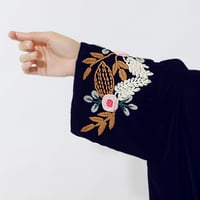 مخمل كحلي مع تطريز ورد - Image 8