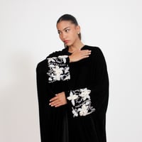 مخمل أسود مع تطريز ابيض - Image 4