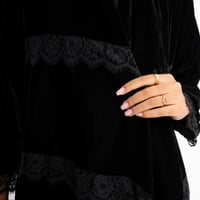 مخمل اسود مع دانتيل - Image 4