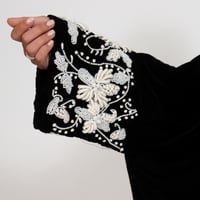مخمل أسود مع تطريز ابيض - Image 8