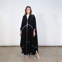 كريب اسود مع تطريز ابيض - Image 2