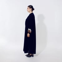 مخمل كحلي مع تطريز ورد - Image 3