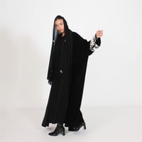 مخمل أسود مع تطريز ابيض - Image 1