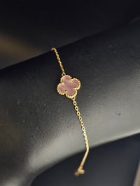 اسوارة انسيال موديل فان كليف وردي - صورة 1