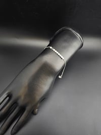 اسوارة انسيال موديل شوميه ذهب ابيض - صورة 3