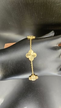 اسوارة موديل فان كليف ذهب 3 وردات - صورة 2