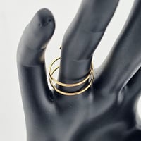 خاتم موديل مبروم ذهب عيار 18 - صورة 2