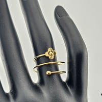 خاتم موديل مبروم ذهب عيار 18 - صورة 1