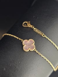 اسوارة انسيال موديل فان كليف وردي - صورة 3
