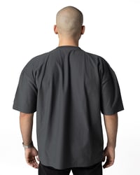 gray t-shirt - صورة 3