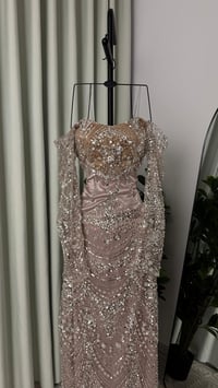 فستان سهرة لحمي كرستال - صورة 2