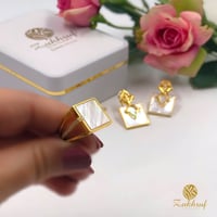 خاتم نسائي فضة مطلي ذهب مرصع بحجر الصدف الطبيعي،تألق بجمال استثنائي و لمسة فاخرة من الطبيعة. - صورة 1