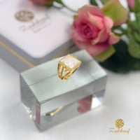 خاتم نسائي فضة مطلي ذهب مرصع بحجر الصدف الطبيعي،تألق بجمال استثنائي و لمسة فاخرة من الطبيعة. - صورة 2