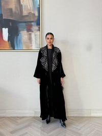 عباية من المخمل بقصة كلوش - صورة 2