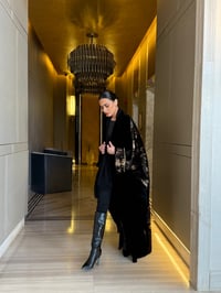 عباية من المخمل مزينه بقماش المخمل الذهبي - صورة 2