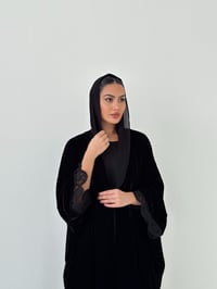 عبايه من المخمل الأسود الكوري بقصه البشت مع تفاصيل بالإكمال من الجوبير - صورة 3