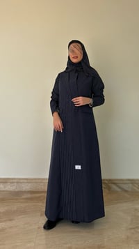 عباية كريب بتصميم رسمي مدمجة بين نوعين من القماش - صورة 1