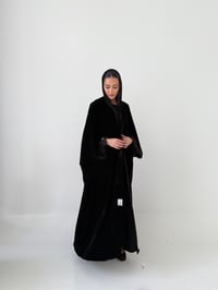 عبايه من المخمل الأسود الكوري بقصه البشت مع تفاصيل بالإكمال من الجوبير - صورة 1