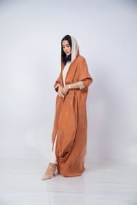 عباية حرير ياباني بقصة عصرية - صورة 2