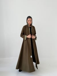 عبايه من الجوخ بالون الزيتي بقصه واسعه - صورة 3
