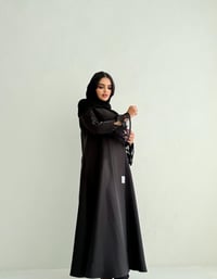 عباية كريب مع أكمام من الدانتيل - صورة 1