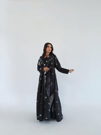 عباية كريب خفيفة بقماش برسمه الصدف خاص لباشمينا - صورة 2
