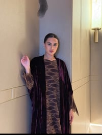عباية من المخمل بقصه واسعه من فستان من الجوبير - صورة 1