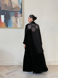 عباية من المخمل بقصة كلوش - صورة 1