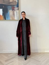 عبايه مخمل فرنسي بقصه كلوش مع فستان داخلي - صورة 1