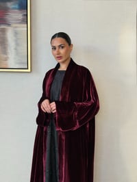عبايه مخمل فرنسي بقصه كلوش مع فستان داخلي - صورة 2