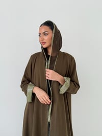 عبايه من الجوخ بالون الزيتي بقصه واسعه - صورة 1