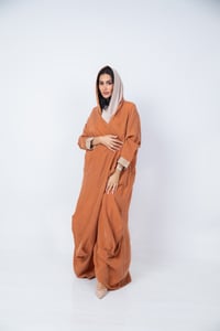 عباية حرير ياباني بقصة عصرية - صورة 3