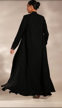 عباية كريب أسود بقصه كلوش - صورة 1