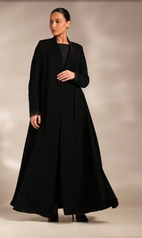 عباية كريب أسود بقصه كلوش - صورة 4