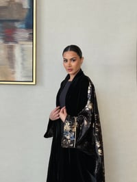عباية من المخمل مزينه بقماش المخمل الذهبي - صورة 1