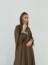عبايه من الجوخ بالون الزيتي بقصه واسعه - صورة 2