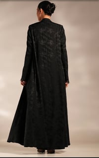 عباية بقصه الكلوش من قماش الجاكار - صورة 3