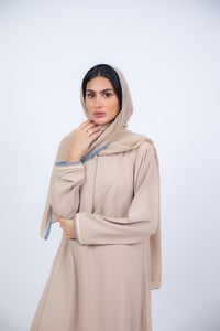 عباية كريب بتفاصيل أنيقة من الأكمام - صورة 5