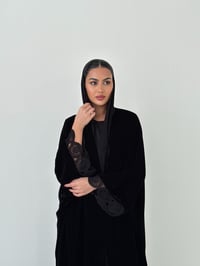 عبايه من المخمل الأسود الكوري بقصه البشت مع تفاصيل بالإكمال من الجوبير - صورة 2