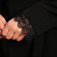 عباية كريب أسود بقصه كلوش - صورة 2