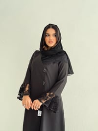 عباية كريب مع أكمام من الدانتيل - صورة 3