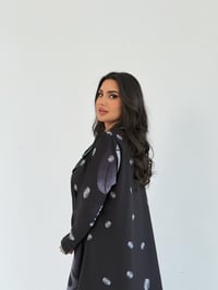عباية كريب خفيفة بقماش برسمه الصدف خاص لباشمينا - صورة 4
