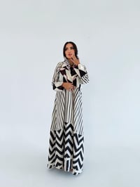 عباية كريب خفيفة برسمة  أبيض وأسود بقماش حصري لباشمينا - صورة 2
