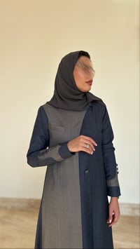 عباية من مزيج أقمشة الكتان بخطوط متداخلة ومبطنة بتصميم فاخر - صورة 3