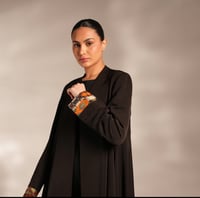 عباية من الكريب بقصة كلوش مزينه من الأكمام والخلف بقماش الحرير الفرنسي - صورة 4