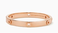 سوار مرصع بشعار الماركة | Kate Spade - صورة 1