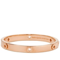 سوار مرصع بشعار الماركة | Kate Spade - صورة 2
