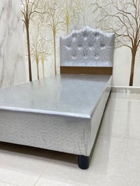 سرير مقاس 90 *190 خشب ملبس اسفنج الطبقة الخارجيه جلد عرض خاص السعر السابق 250 السعر الحالي 210 - صورة 1