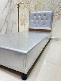 سرير مقاس 90 *190 خشب ملبس اسفنج الطبقة الخارجيه جلد عرض خاص السعر السابق 250 السعر الحالي  210 - صورة 3