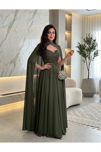 فستان سهرة دفنا باللون الزيتوني الساحر مطرز بالترتر مع كيب انسيابي - صورة 2